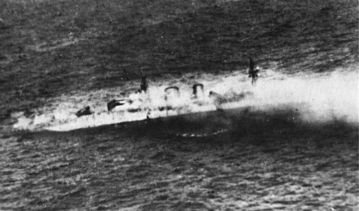 exeter sinking1.jpg - The Captain orders Exeter scuttled off Bawean Islands
